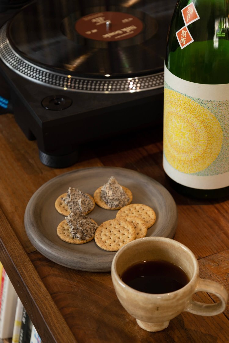 燗コーヒー1500円～はクラッカーサンド付き。酒を含んだコーヒー粉をクリームチーズで和えたオツな味。