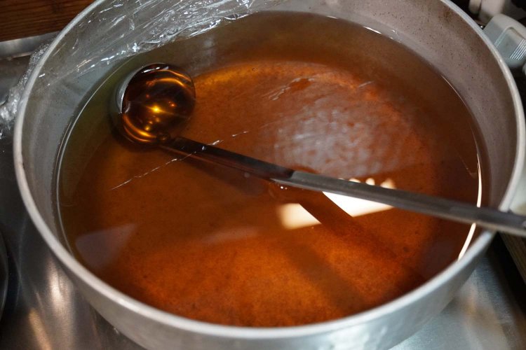 鶏の脂身から抽出し、一から作るオリジナルの鶏油。