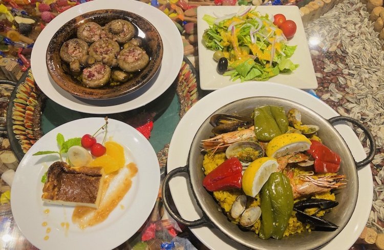 パエリア（右下）とマッシュルームオーブン焼き（左上）。サラダとバスクチーズケーキが付いて2500円。