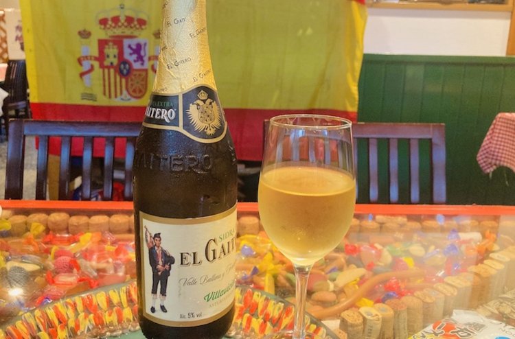 ランチのお供①すっきりほのかな甘さのリンゴ酒EL GAITERO（エル ガイテロ）。