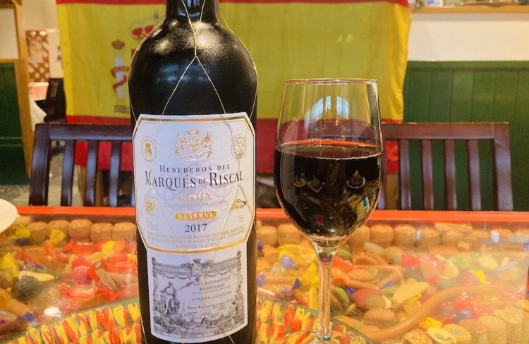 ランチのお供②ブラックベリーのような味わいMarques de Riscal Tinto Reserva（マルケス・デ・リスカル ティント　レセルヴァ）。