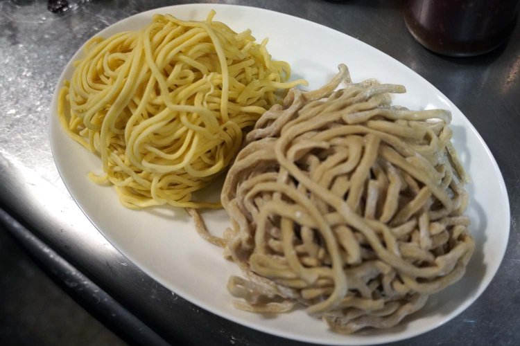 2種類の麺は『浅草開化楼』より仕入れており、太麺160g、極太麺200gで提供する。