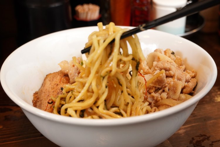 ストレートの太麺はやや固茹でなので、歯ごたえを楽しめる。