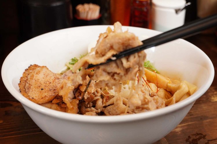 豚の生姜焼きも麺に絡めて味わってみれば、よりコクが増し、箸が止まらない。