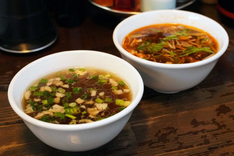 スープ100円は、普通と辛スープの2種類から選べる。