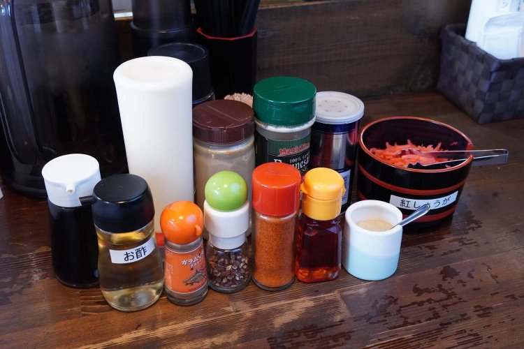酢やマヨネーズ、おろしニンニクなど調味料も多彩。