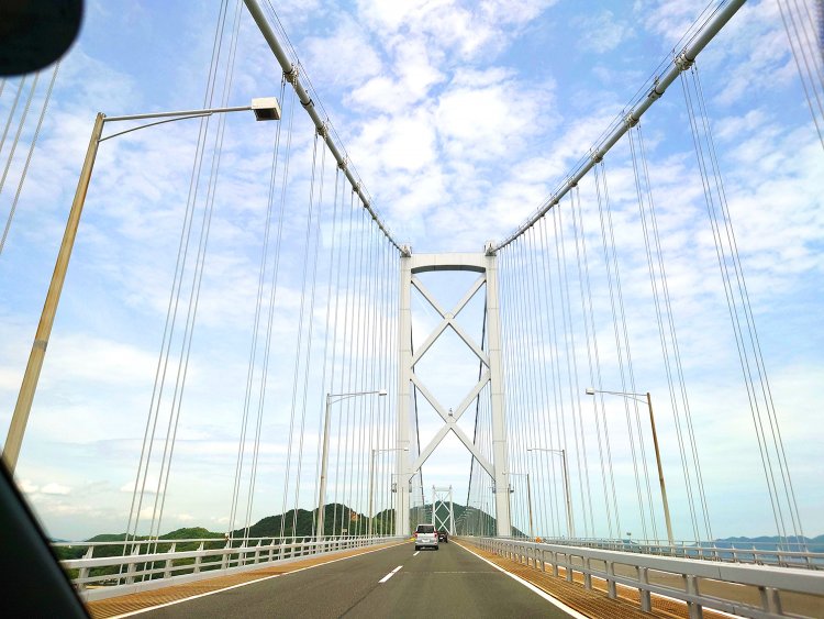 本州四国連絡橋の最初の吊り橋として1983年に架けられた因島大橋。