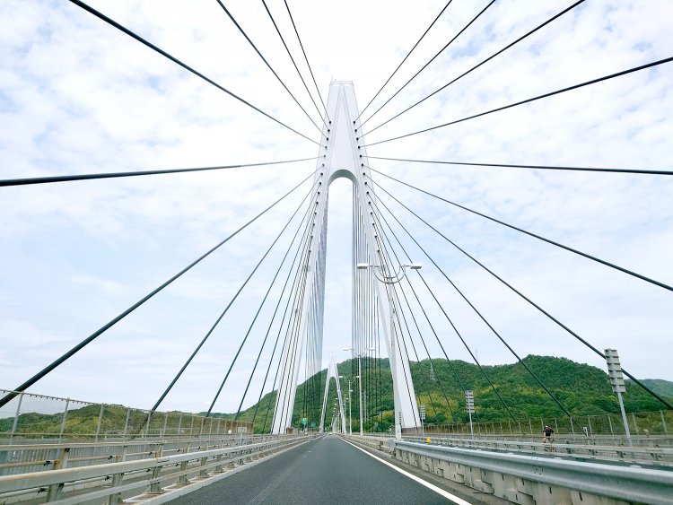 生口橋は、西瀬戸自動車道（しまなみ海道）の5番目の橋梁として1991年に完成した橋長790mの斜張橋。橋を放射状に支えるケーブルが美しい。