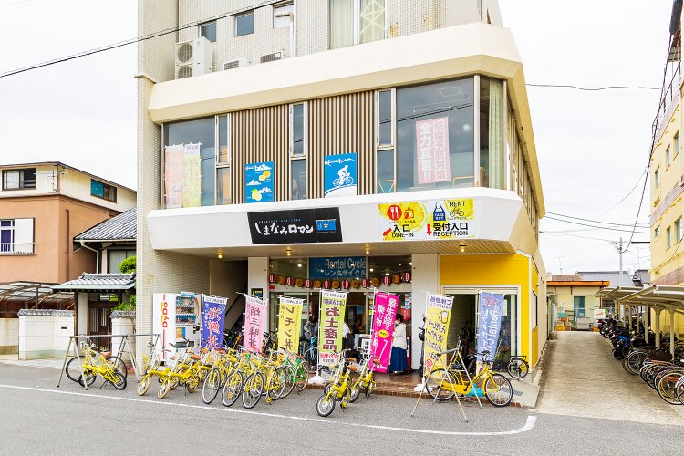 カフェ、お食事処、アンテナショップを併設する瀬戸田港前にある『しまなみロマン』。