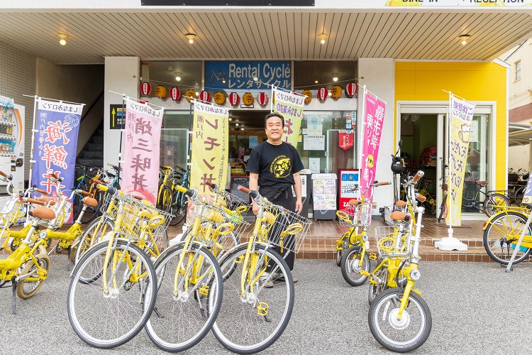 “明るく楽しいおもてなし”がモットーの店主の丸谷伸治さん。生口島サイクリングの見所や楽しみ方を、軽快なトークで案内してくれる！