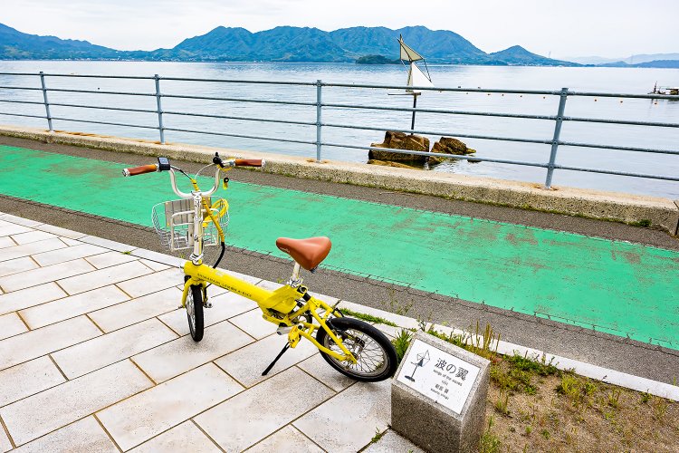 アートの島としても有名な生口島には「島ごと美術館」のコンセプトで現代彫刻家の作品が島のあちこちに展示されている。これもその一つ。新宮晋「波の翼」。