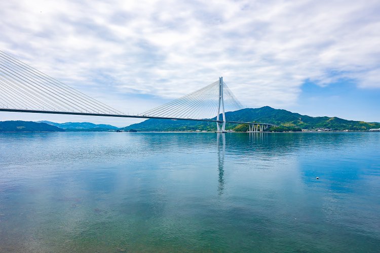 生口島と大三島を繋ぐ多々羅大橋。橋の先に見えるのが大三島。