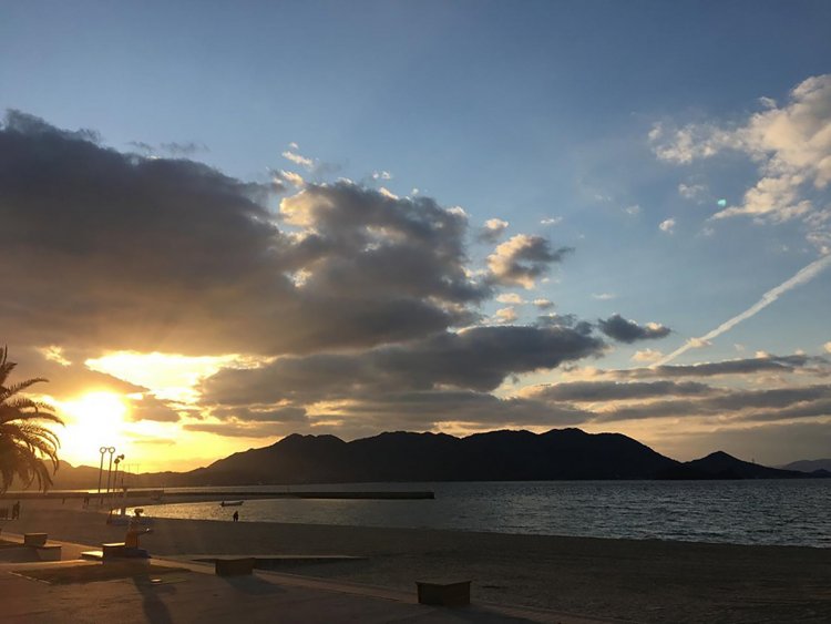瀬戸内海一美しいといわれる夕日。チャンスがあればぜひ見たい生口島の景色の一つ。