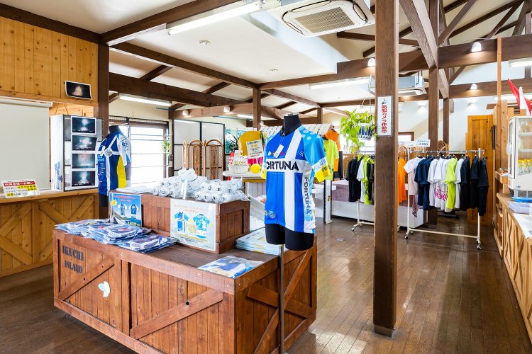売店にはサイクリング用品のほか、お菓子や特産品などが並ぶ。