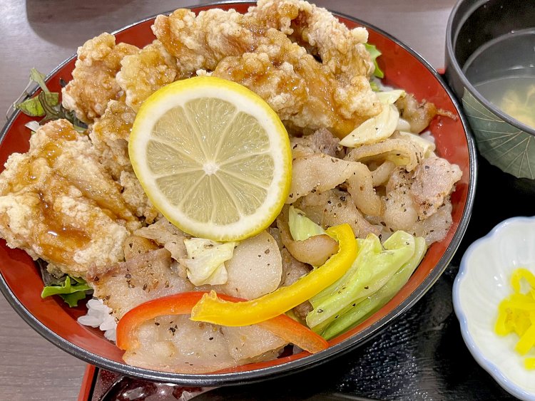スパイシーな味付けのレモンポークと塩レモン唐揚げがハーフ＆ハーフで盛られた瀬戸内レモン丼1430円。お吸い物と漬物のセットで大満足のボリュームだ。