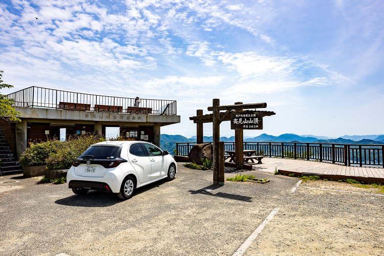標高283mの高見山山頂。山頂には展望デッキがあり、眼下の海岸へ続く遊歩道「瀬戸うたのみち」の入り口がある。往復約1時間のこの遊歩道には、俳人・文人の詩歌が22点岩に刻まれている。