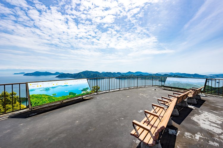 ベンチもある展望台デッキ。ここから眺められる島々の案内板もあるので、島々の名前を確認してみよう！