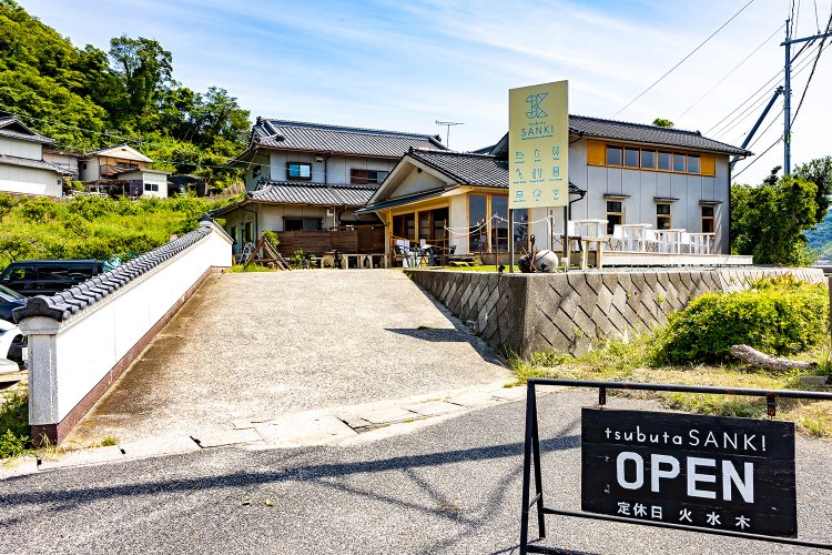 県道377号（向島循環線）沿いに立つ、柑橘倉庫として使われていた建物をリノベーションした店舗。