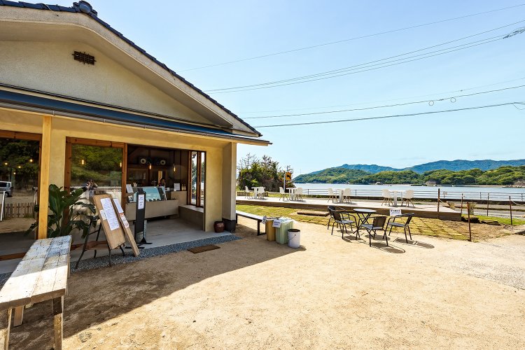 広々として開放的な店舗敷地内には、ベンチやテーブル、ウッドデッキ席があり、 心地よい潮風にあたりながら気持ちよく休憩できる。