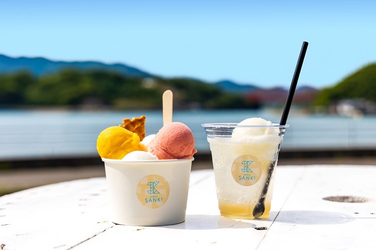 全6種類のアイスクリームがカップの中で満員電車状態！　キラキラして 透き通った自家製クラフトコーラに浮かぶのは、完熟レモンのアイスクリーム（フロートのアイスクリームは６種類から選べる）。