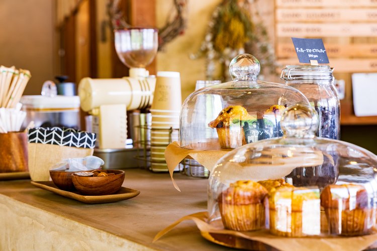 カウンターには、おいしそうなマフィンやクロワッサンサンドイッチのほか、 オリジナルの柑橘ジュースやクラフトビールなども並ぶ。