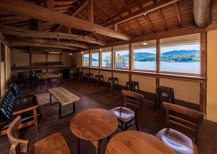 店舗2階はシェアオフィススペースとなっているが、土・日・祝はカフェ利用OKとのこと。 ここでTSUBUTAブレンドコーヒー400円をゆっくり味わうのもいい。