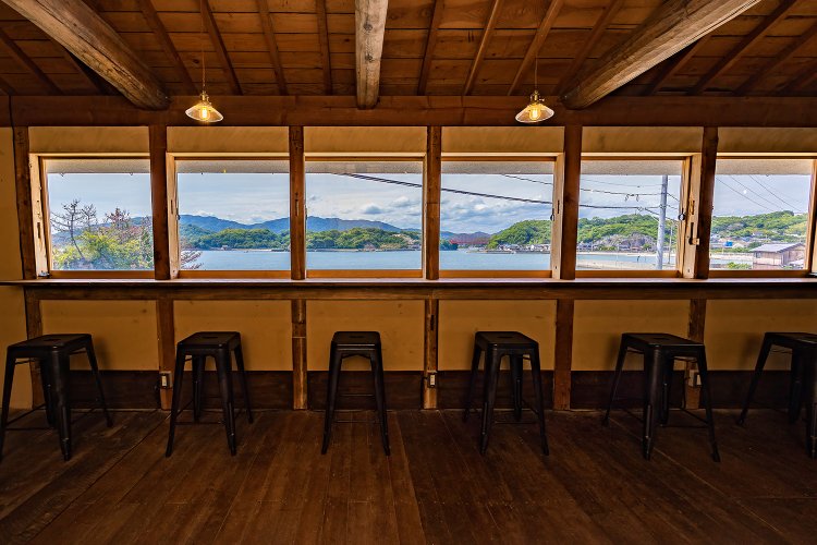 まるでフイルムのコマのように連続する窓に切り取られた風景は、いつまでも眺めていたい気分になる。夕暮れのシーンも、きっと素敵だろうな。