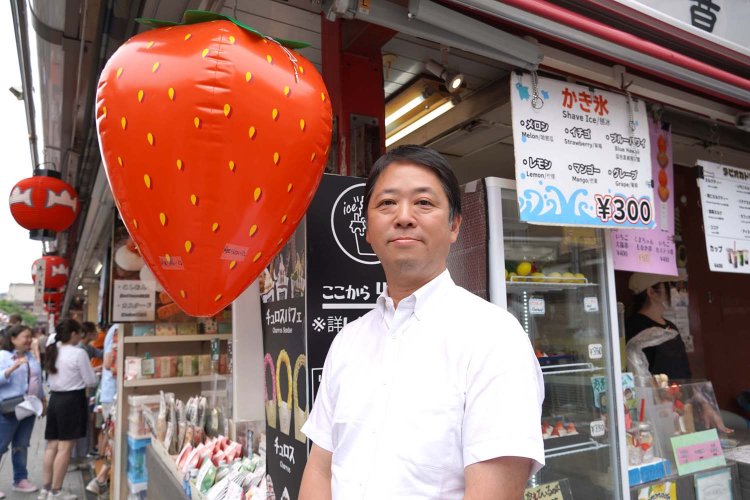 台東区議会議員も務め、地元浅草や区内の商店街の魅力発信などを行っている。