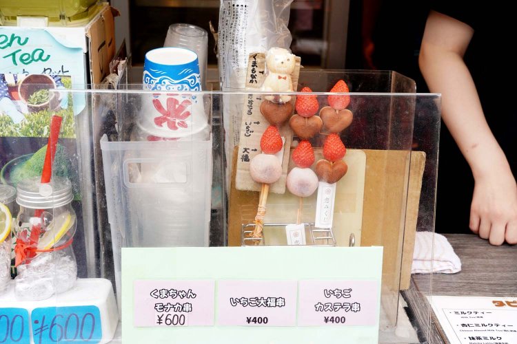 クマ型やハート型などのかわいさ満載のスイーツ串が勢ぞろい。