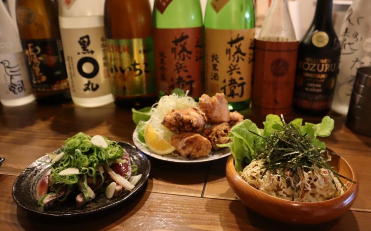 かつおのたたき450円、鶏の唐揚げ550円、納豆サラダ400円。