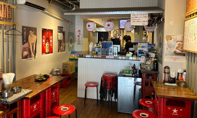 カウンターでは10人ほどが立ち飲みできる。