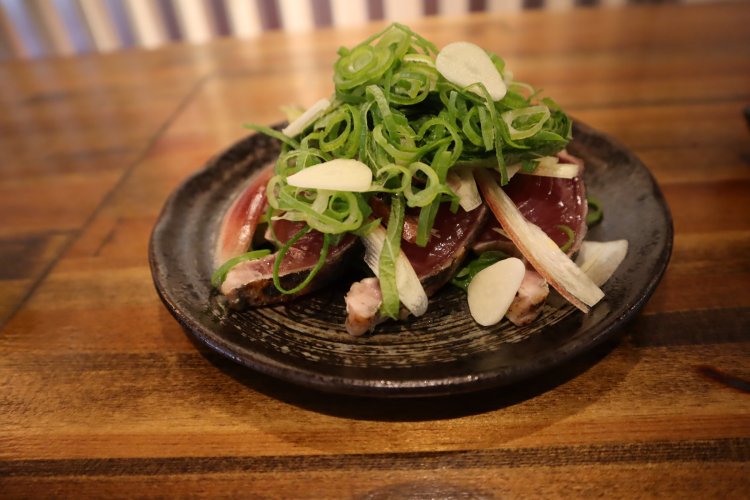 かつおのたたきには、新鮮な薬味を山盛りで。