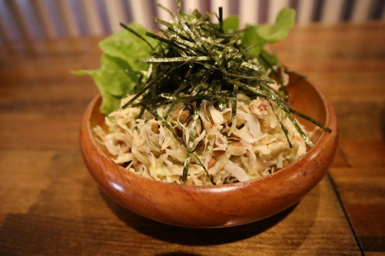 一度食べたらやみつきになる納豆サラダ。