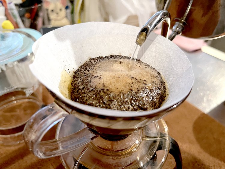 コーヒーは1杯ずつハンドドリップ。
