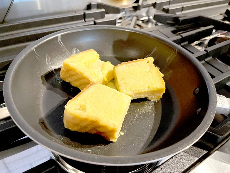 卵と牛乳、砂糖で漬け込んだおいしい食パンをフライパンで焼く。