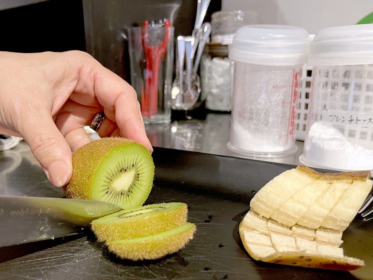 フレンチトーストが焼ける間にトッピングのフルーツをカット。