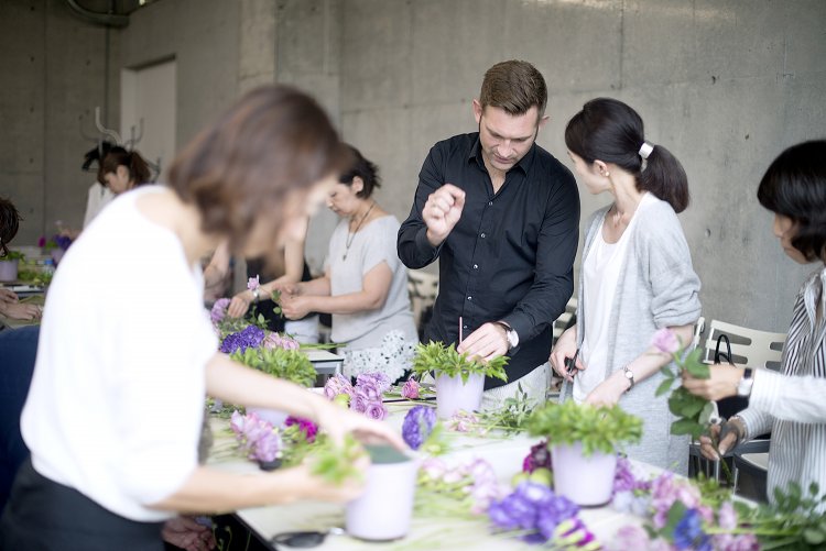 ニコライさんから直接学べるプログラムもありWEBで申し込みが可能。初心者コースは花材代込みで7700円から。