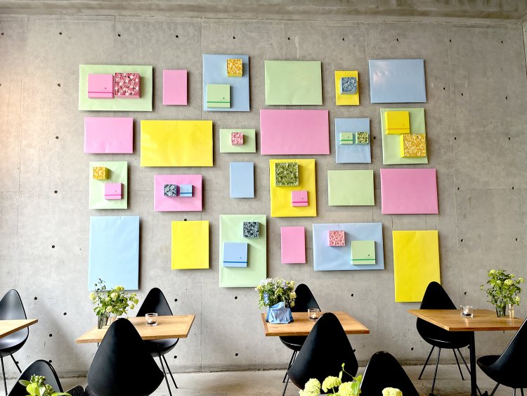 打ちっぱなしの壁に夏限定のフラワーボックスが。ニコライさんらしいカラーグラデーションが美しい。