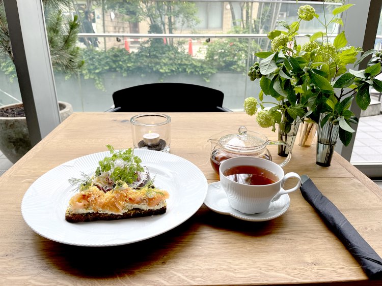 スモーブローとドリンクのセット2800円。紅茶はティーポットで提供される。