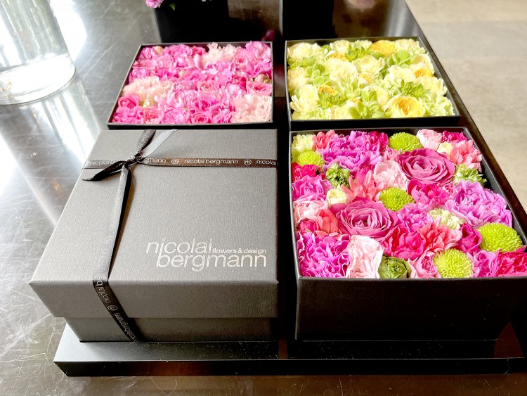 箱の底に吸水スポンジが敷いてあり、瑞々しい状態を保てるフラワーボックス（Mサイズ）7480円。プレゼントにピッタリだ。