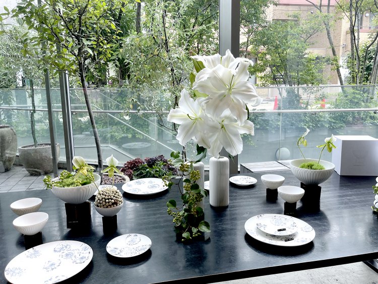 ガラス張りだから店内にたっぷりと自然光が差し込む。オリジナルデザインの有田焼のコーナーにもさりげなく花が飾られている。