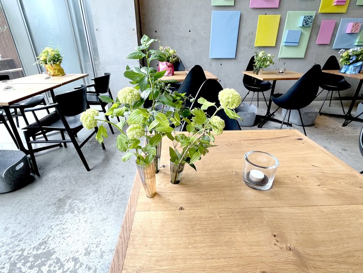 各テーブルにはフレッシュフラワーが惜しげもなく飾られている。