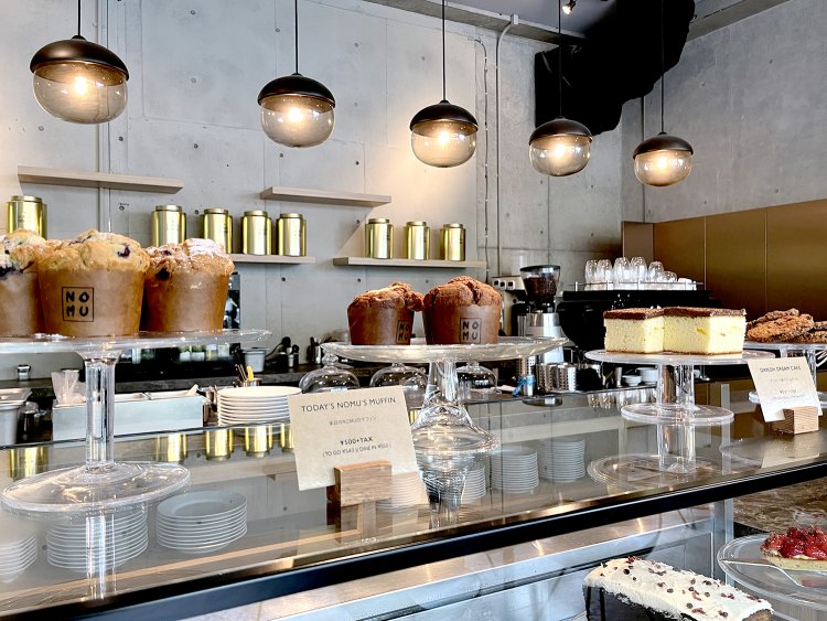 レジ前には、店内で焼いているケーキや焼き菓子が並んでいる。