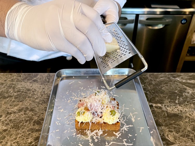 フェタチーズをたっぷりすりおろす。