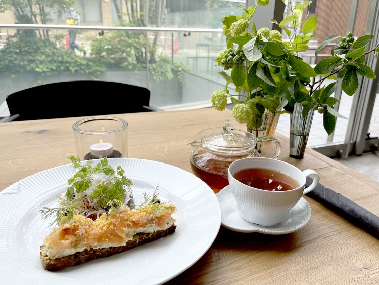 青山の洗練された雰囲気になじむオープンサンドのランチ。食器はロイヤルコペンハーゲンで統一されている。