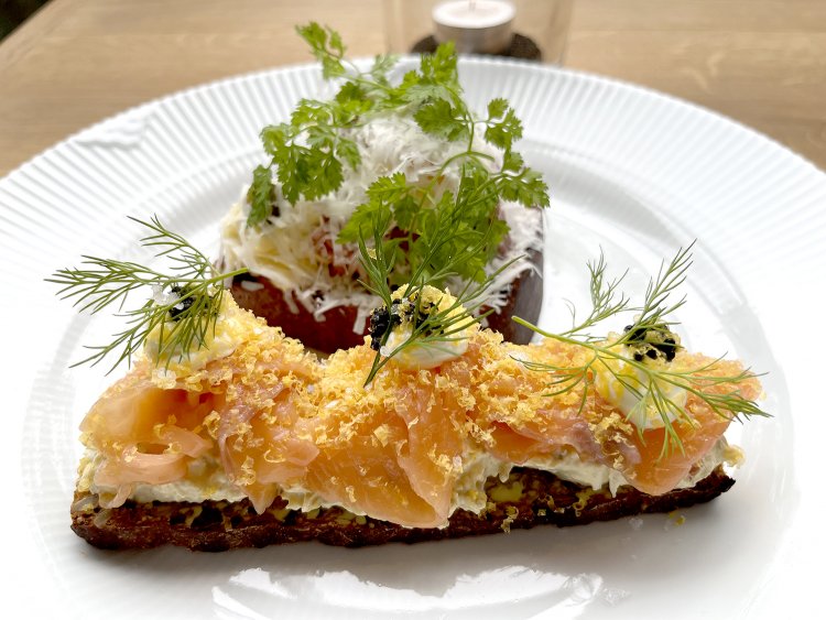 サーモンの上に乗っているオレンジ色のものは、日本でいうからすみみたいなものだそう。