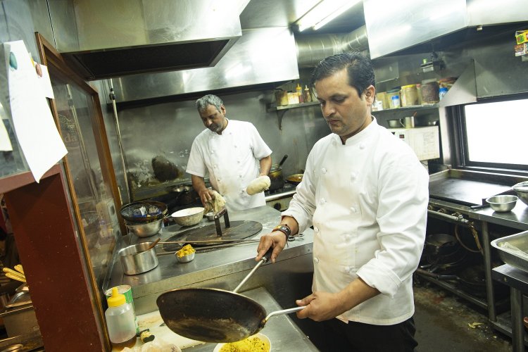 熟練のインド人シェフたちが腕を振るい、ベジ料理の数々をつくりあげる。