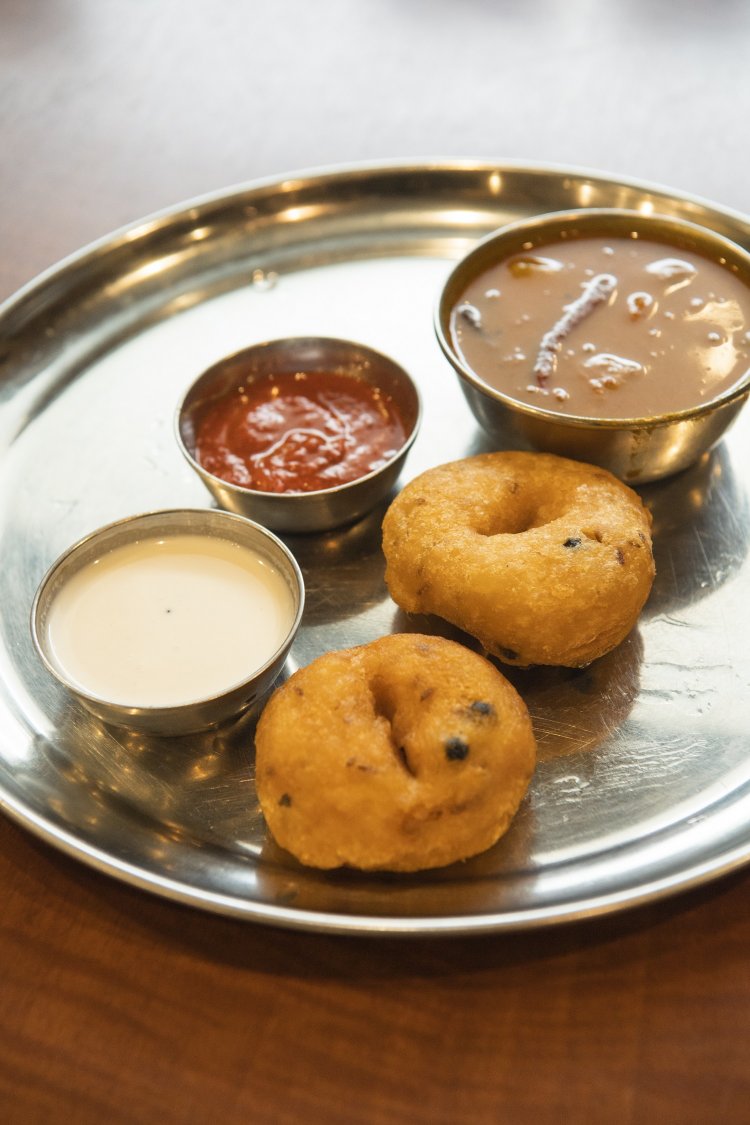 ペーストにした豆を揚げた南インド風ドーナツ、ワダ。これもサンバルやチャツネをつけていただく。