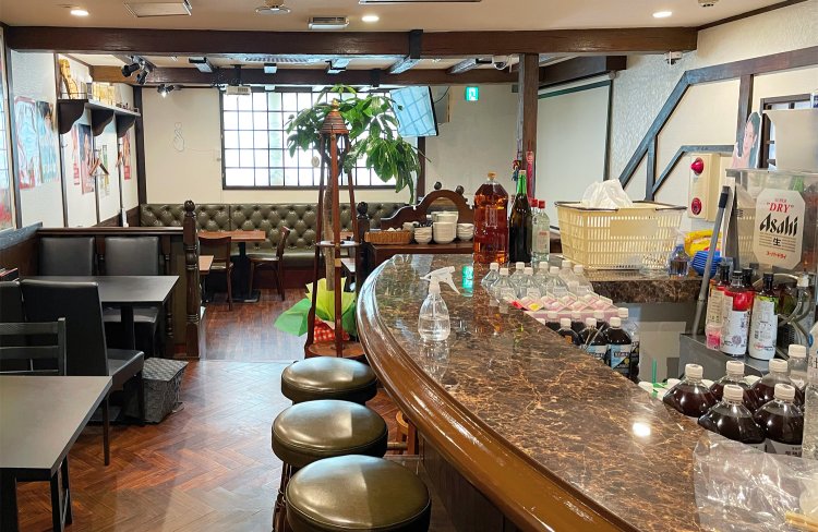 隣の望月店ではK-POPと共にお酒を楽しめる。