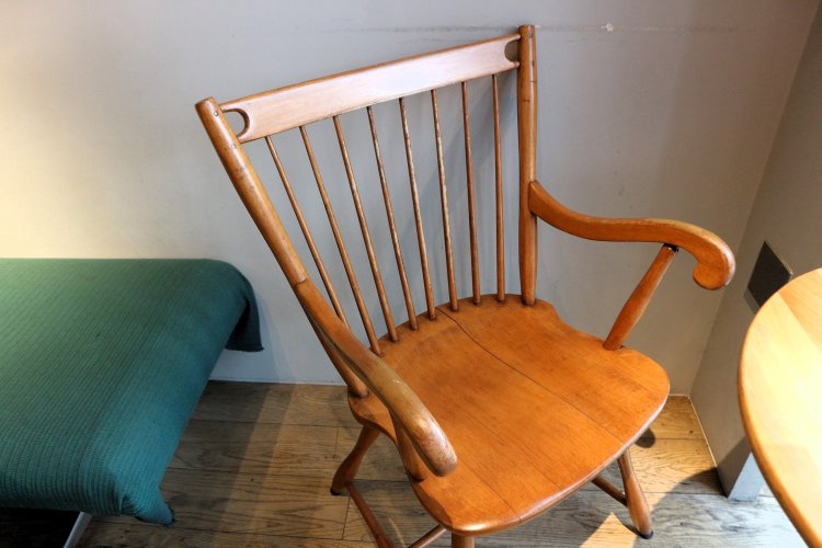 さりげなく使われている椅子は、フランスのアンティーク。一つひとつのインテリアに注目するのも楽しい。